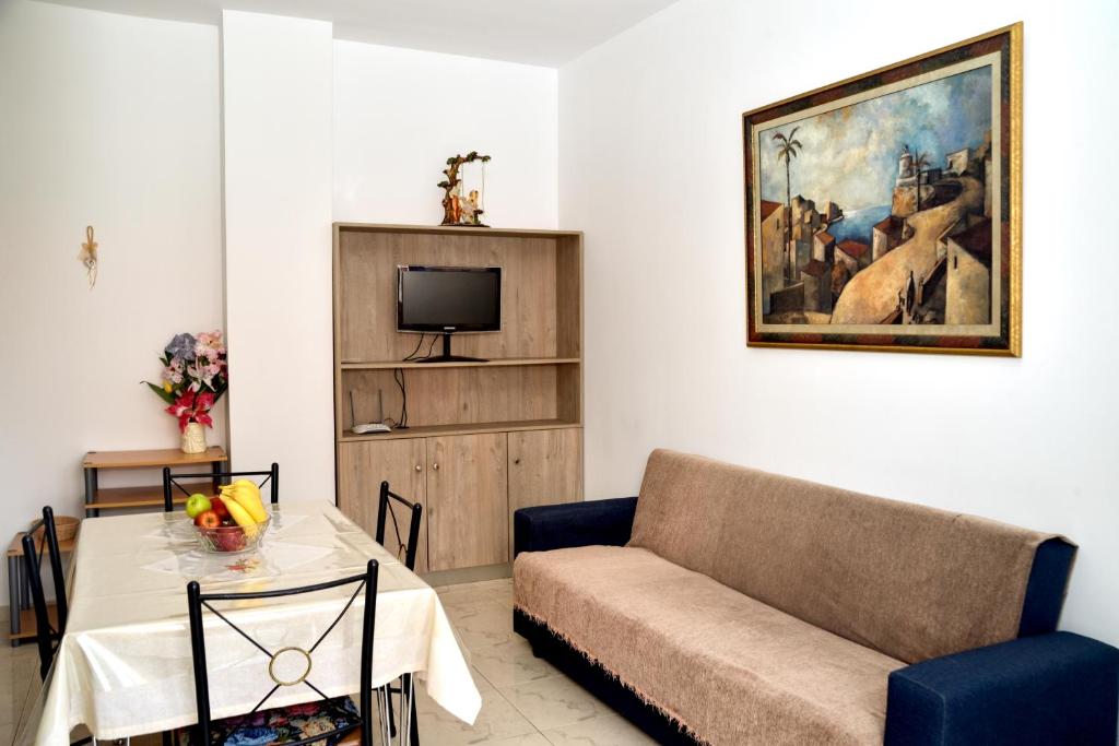 een woonkamer met een bank en een tafel bij ADONIOS APARTMENTS in Archangelos