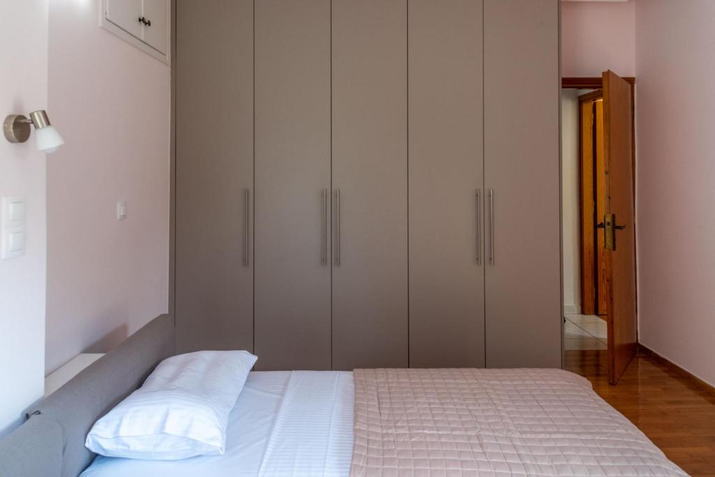 Postel nebo postele na pokoji v ubytování Sunny Escape:Stylish and Roomy Apt in Beach Haven!