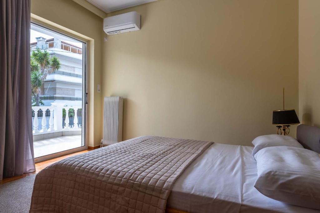 Postel nebo postele na pokoji v ubytování Sunny Escape:Stylish and Roomy Apt in Beach Haven!