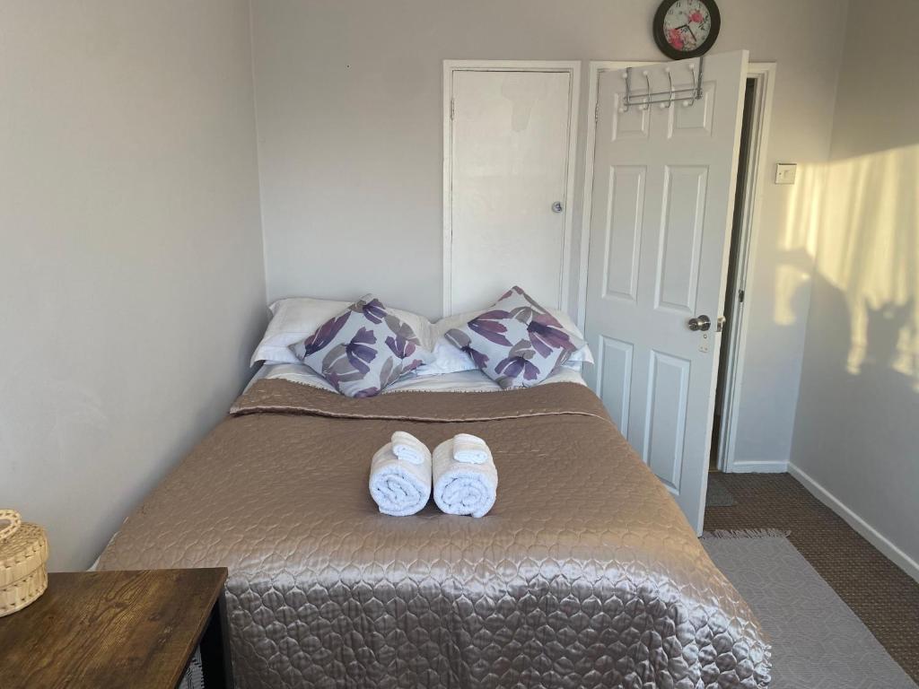 Un pat sau paturi într-o cameră la One Double bedroom in a Shared apartment