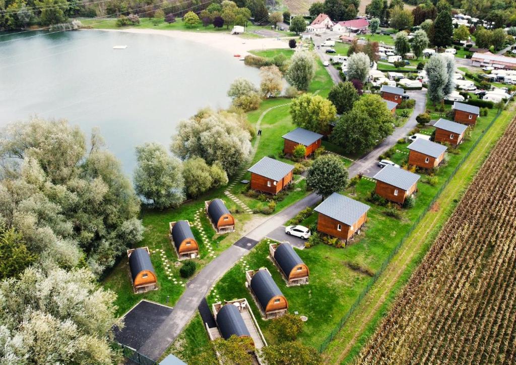 Roeschwoog的住宿－Camping du Staedly，水边村庄的空中景观