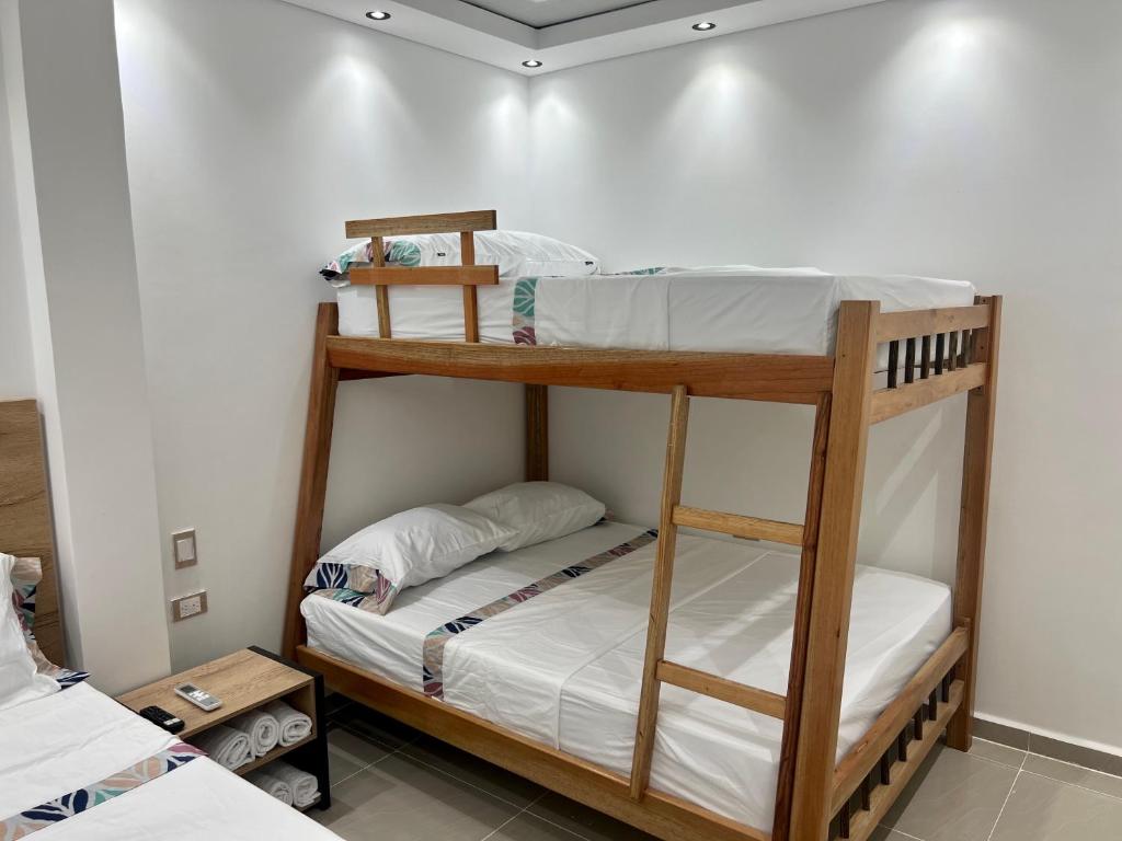 Postel nebo postele na pokoji v ubytování HOTEL TORRE DELUXE ¨SANTORINI¨