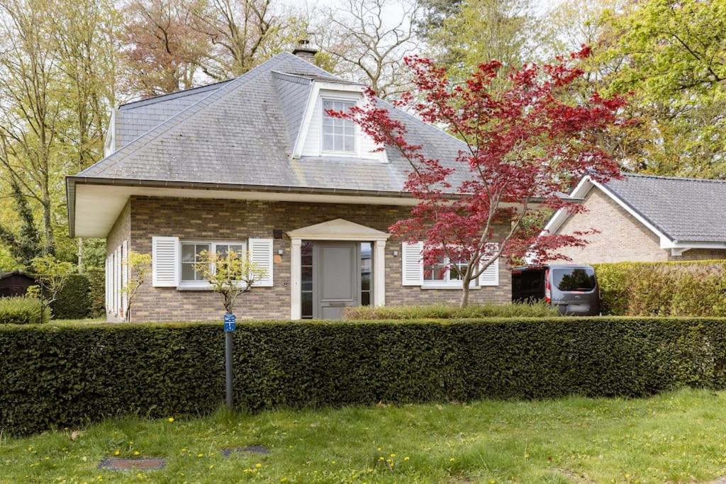 een huis met een heg voor een huis bij Private Room in a beautiful Villa in Gent