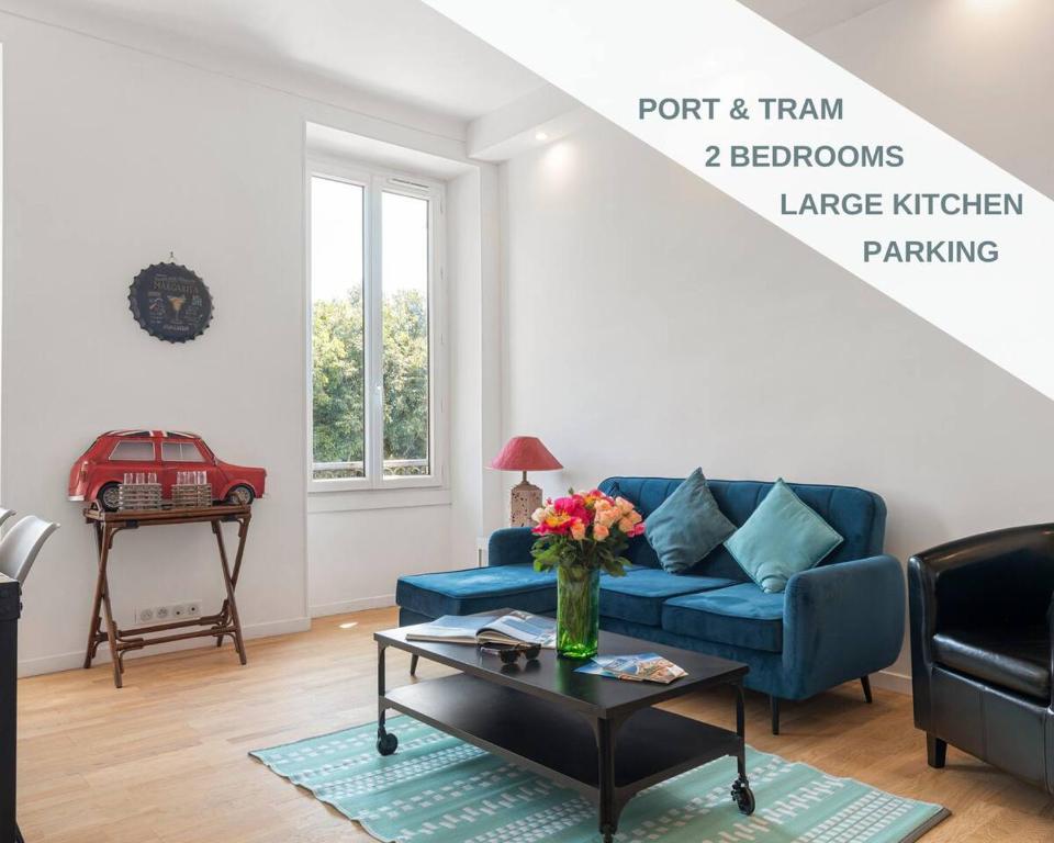 ein Wohnzimmer mit einem blauen Sofa und einem Tisch in der Unterkunft White light, 1 minute à pied du Port! in Nizza