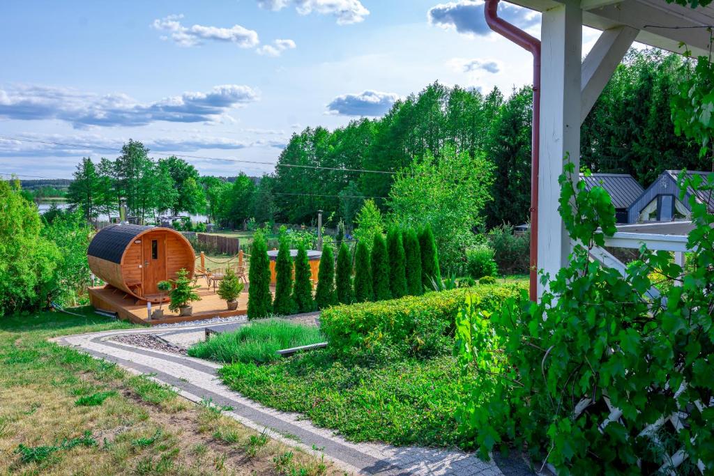 Vonkajšia záhrada v ubytovaní Lakeside Home