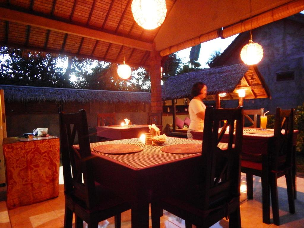 Restaurace v ubytování Giri Sari Guest House Pemuteran Bali