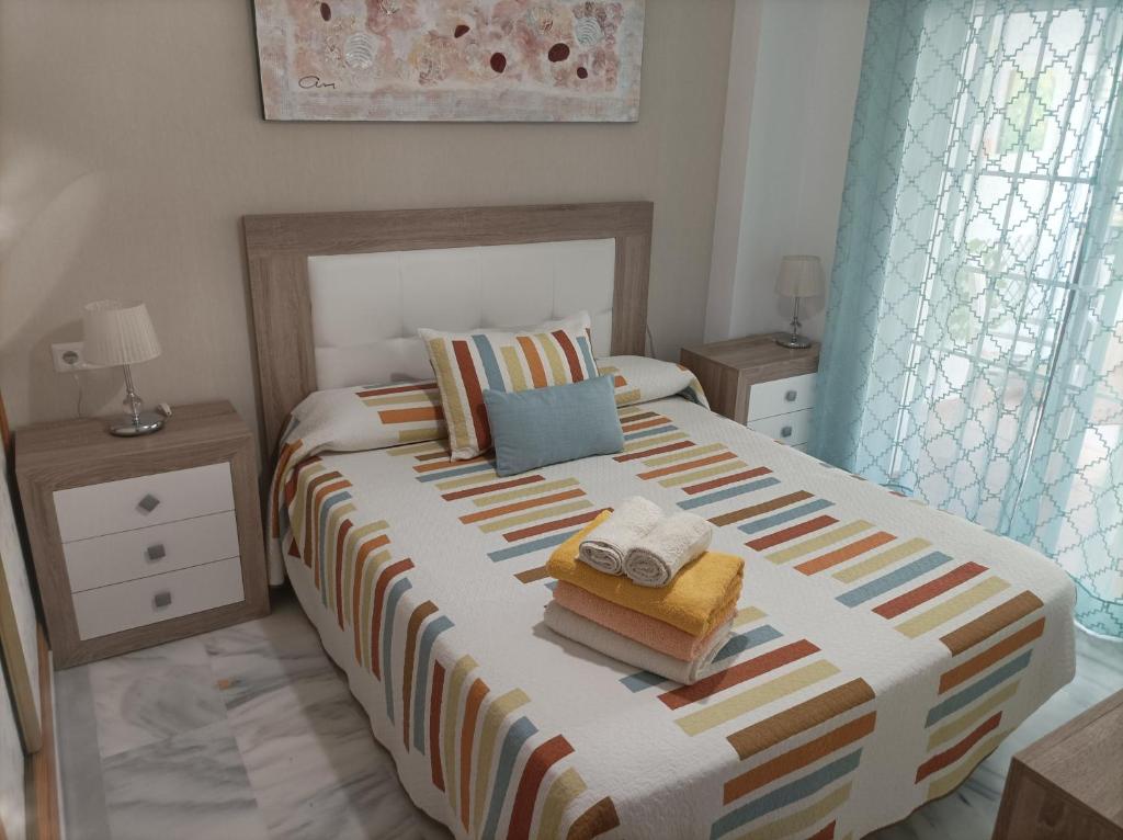 um quarto com uma cama com toalhas em Ferrara playa em Torrox Costa