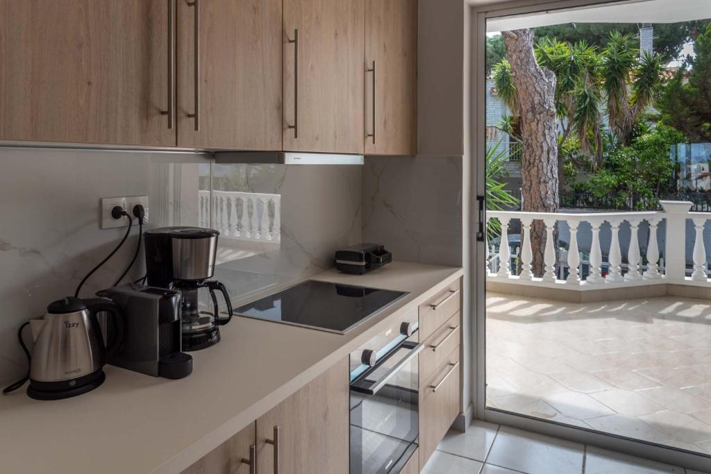 Kuchyň nebo kuchyňský kout v ubytování Sunny Escape:Stylish and Roomy Apt in Beach Haven!