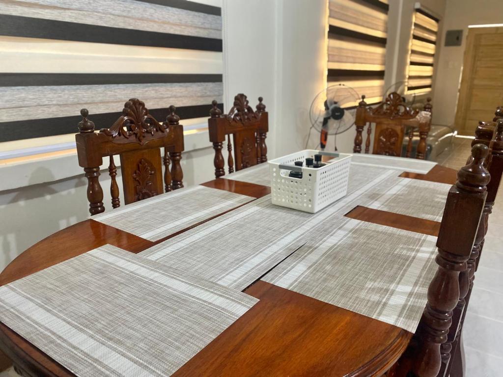 Restaurace v ubytování Teo’s Spacious and Affordable Home in Cabanatuan