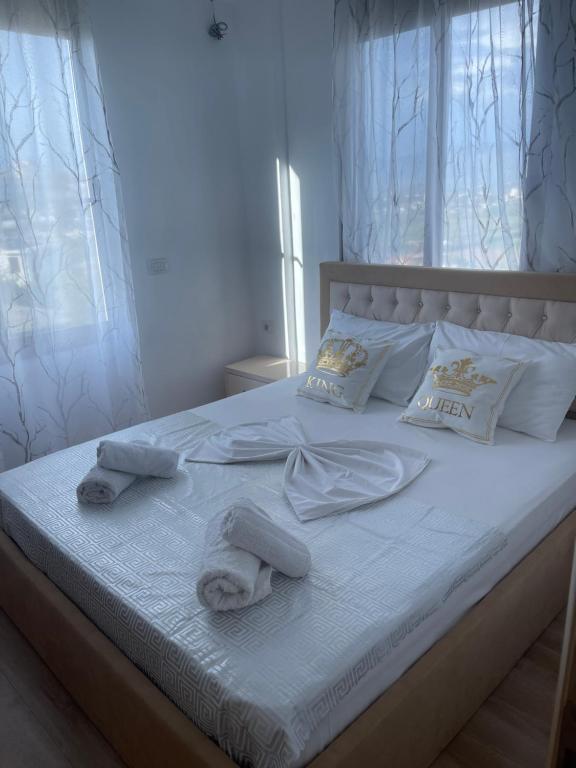ein Schlafzimmer mit einem Bett mit Handtüchern darauf in der Unterkunft Villa HENA in Sarandë