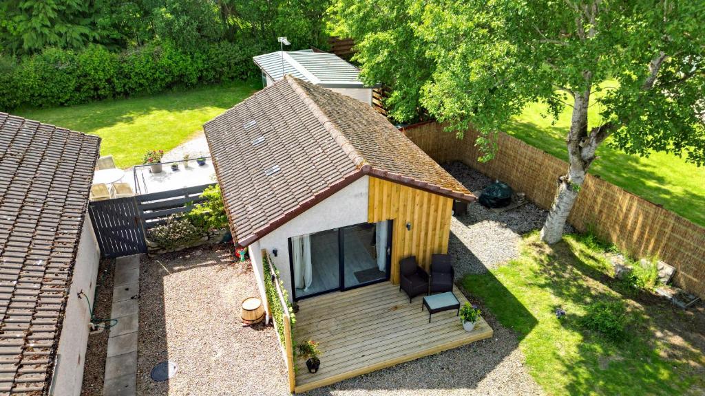 an overhead view of a tiny house in a yard at Little Slioch Cottage- A Break From City Life in Avoch