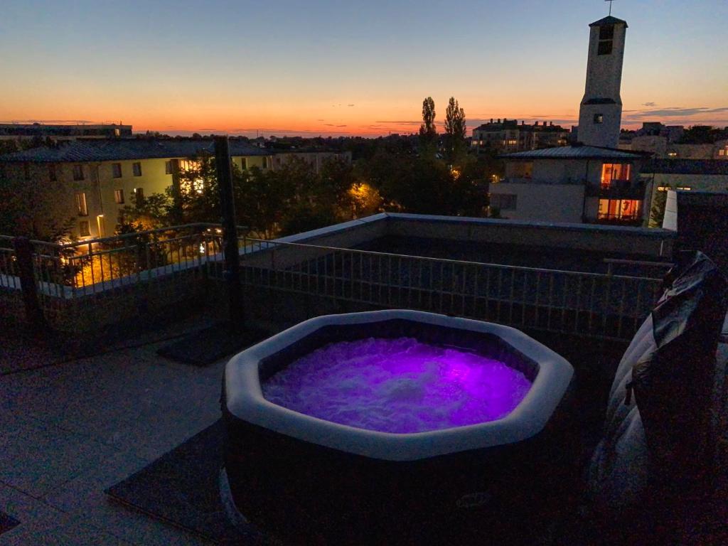 eine Badewanne mit violetter Beleuchtung auf einem Gebäude in der Unterkunft Marc‘s Rooms in München