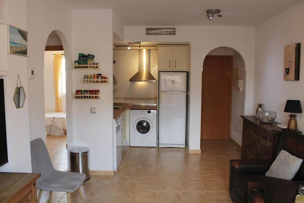 Kuchyňa alebo kuchynka v ubytovaní Bright & Airy Sea View Apartment