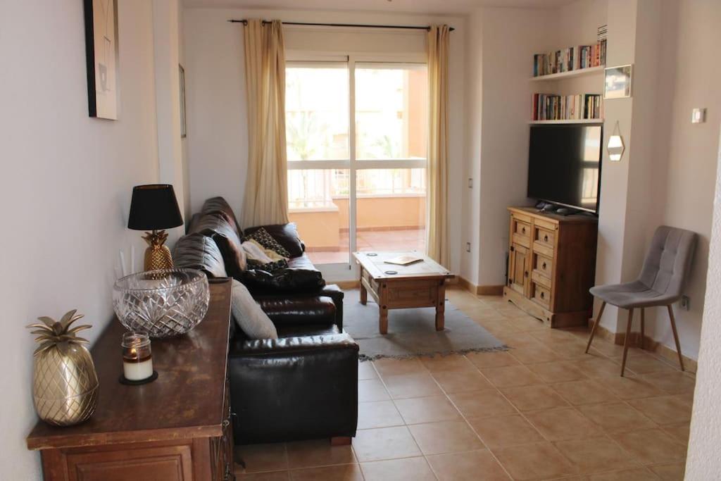 Televízia a/alebo spoločenská miestnosť v ubytovaní Bright & Airy Sea View Apartment