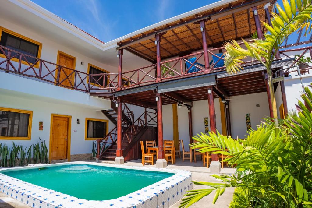 une villa avec une piscine et une maison dans l'établissement Hotel Boutique Mosaico, à Granada