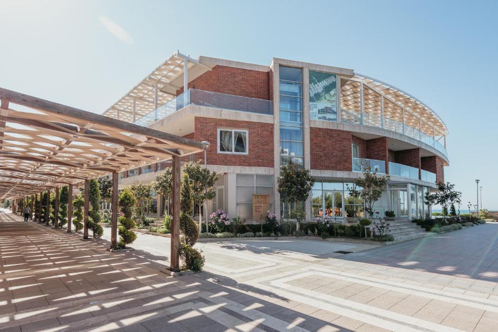 Fishta Hotel & Apartments - Image 6