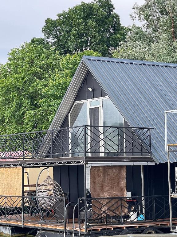 dom z metalowym dachem i balkonem w obiekcie Splav Andjela w mieście Kolonija