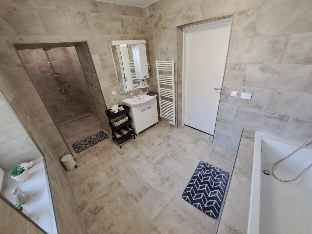 - une vue de tête sur une salle de bains pourvue d'une douche et d'un lavabo dans l'établissement White Luxury Cottage- Mátrai Vadászház 4, à Mátraterenye