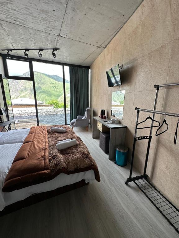 Postel nebo postele na pokoji v ubytování Hotel NOA Kazbegi