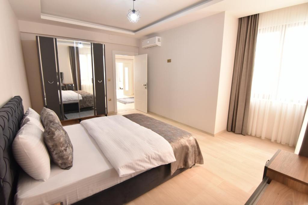 1 dormitorio con cama y ventana grande en NORA SUİTE en Trabzon