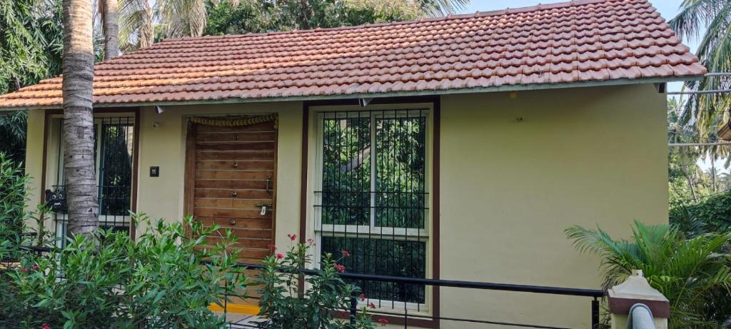 una piccola casa con tetto in piastrelle rosse di Shankar Homestay a Hampi