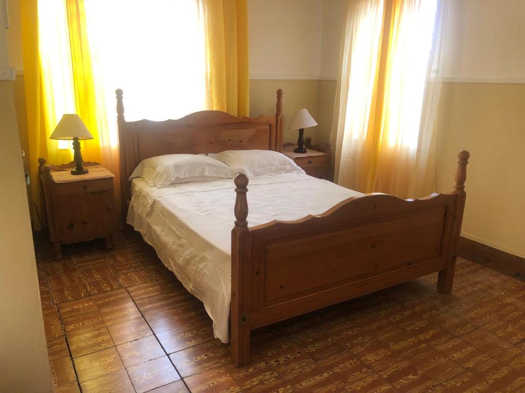 Postel nebo postele na pokoji v ubytování Nat’s place