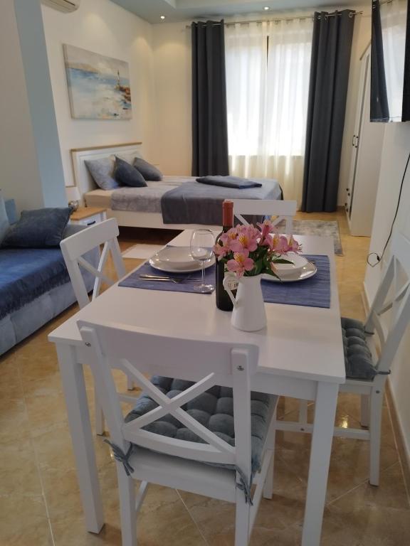 een witte eettafel en stoelen in de woonkamer bij Oli Umag in Umag