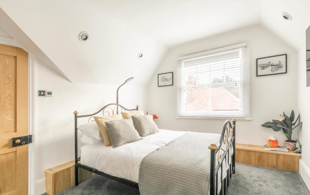 1 dormitorio con cama y ventana en Pierremont En-Suite Rooms en Broadstairs