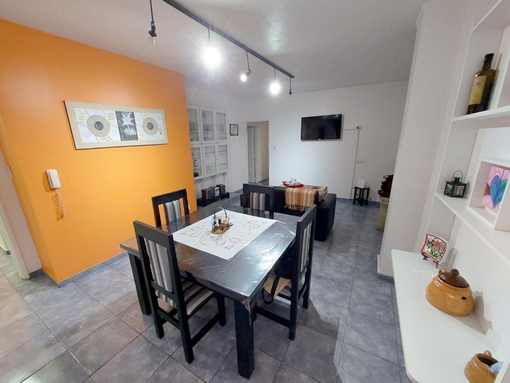 comedor con mesa y algunas sillas en Altos de Mendoza Suite en Mendoza
