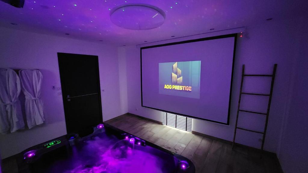 Aog prestige l'éclipse Jacuzzi cinéma jeux في Muntzenheim: غرفة ذات غرفة أرجوانية بشاشة كبيرة