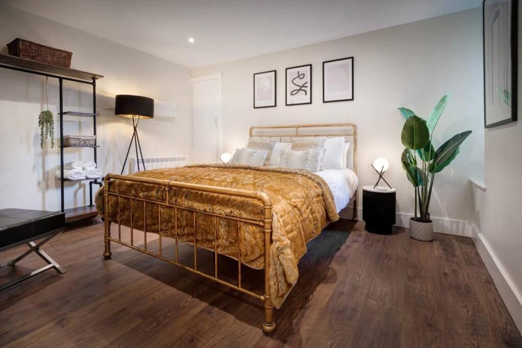 Modern One Bed Apartment in Windermere tesisinde bir odada yatak veya yataklar