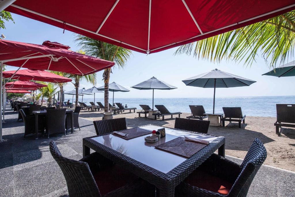 Een restaurant of ander eetgelegenheid bij Beach Front Hotel Sanur