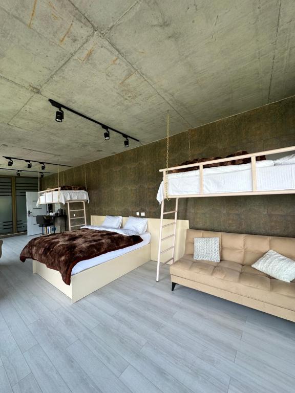 Postel nebo postele na pokoji v ubytování Hotel NOA Kazbegi
