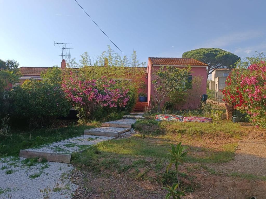 a house with a garden with some flowers at Maison de vacances, proche de la plage in Fréjus