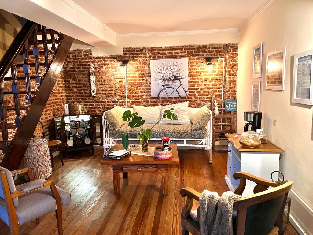 a living room with a couch and a brick wall at La Yurta in Mar del Plata