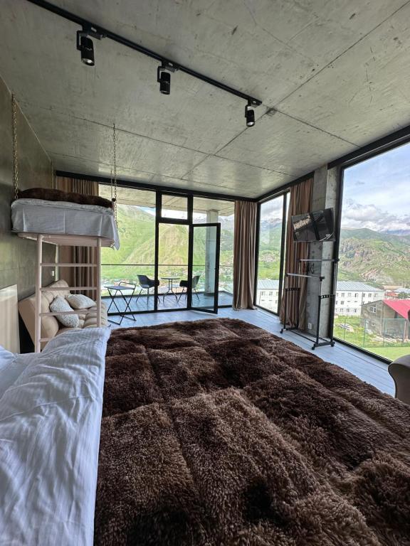 Postel nebo postele na pokoji v ubytování Hotel NOA Kazbegi