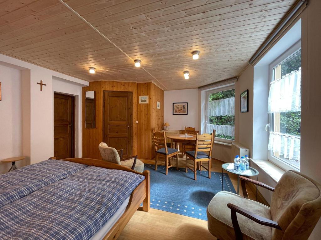 sypialnia z łóżkiem, stołem i krzesłami w obiekcie Ferienhaus-der-Villa-Elsa w Dreźnie