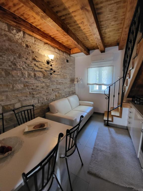 sala de estar con sofá y mesa en Mini Villa Punta, en Zadar