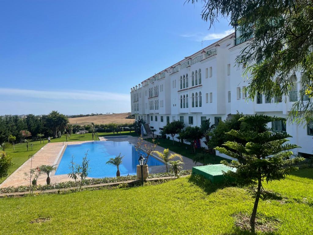 a view of a building with a swimming pool at Appartement de vacances piscines et plage in Tangier