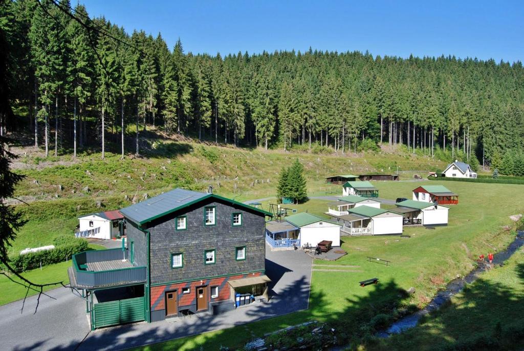 eine Luftansicht eines Betriebs mit einer Gruppe von Häusern in der Unterkunft Ebermannsmühle in Lauscha