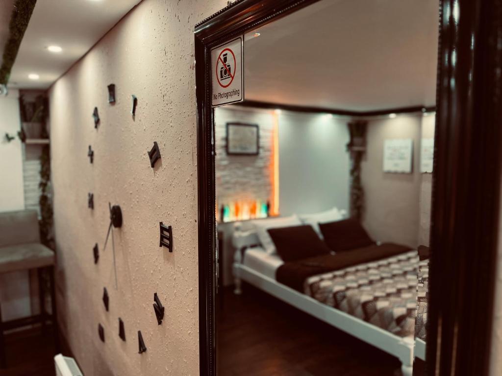 Rúm í herbergi á Apartman Podroom