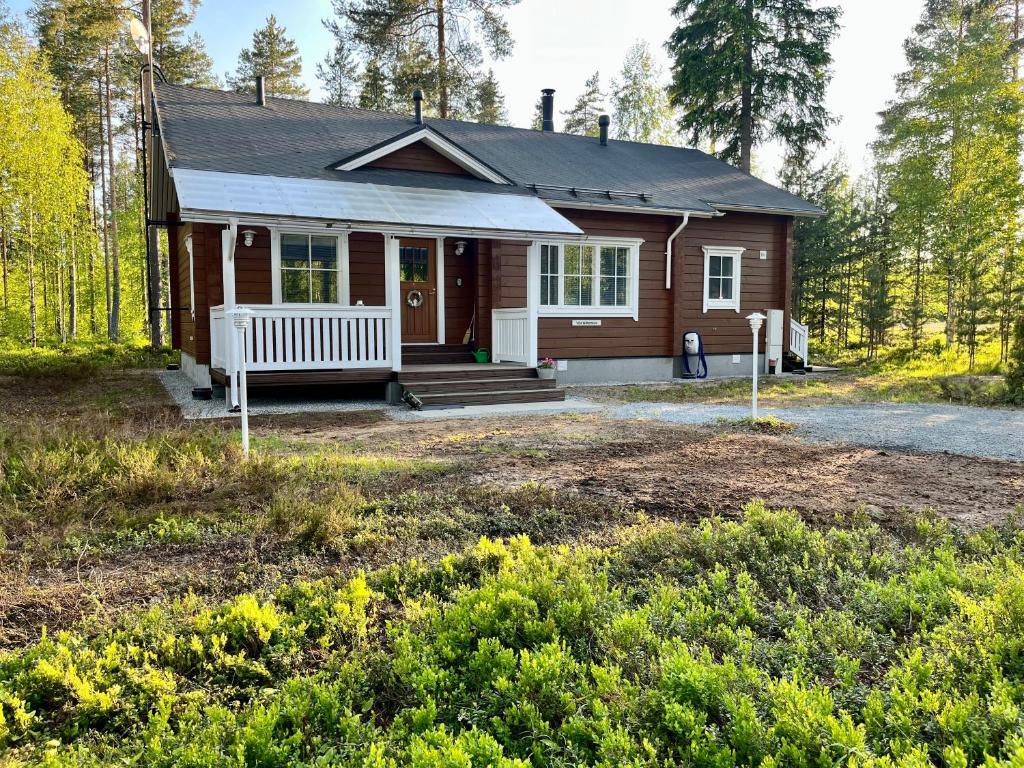 a small house in the middle of a yard at Villa Wilhelmiina,LaatuLomat in Juva