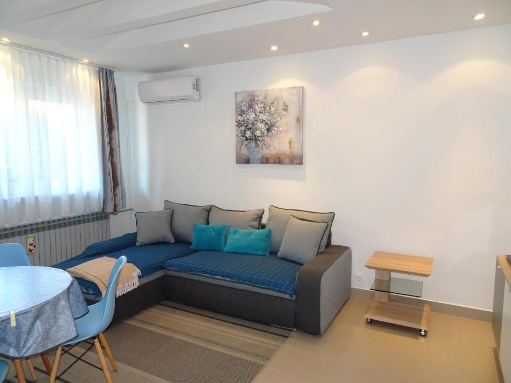 a living room with a couch and a table at Apartman Jelena in Zagreb
