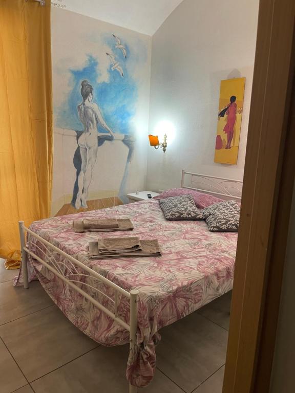 - une chambre avec un lit orné d'une peinture murale dans l'établissement Exotic Home, à Baia