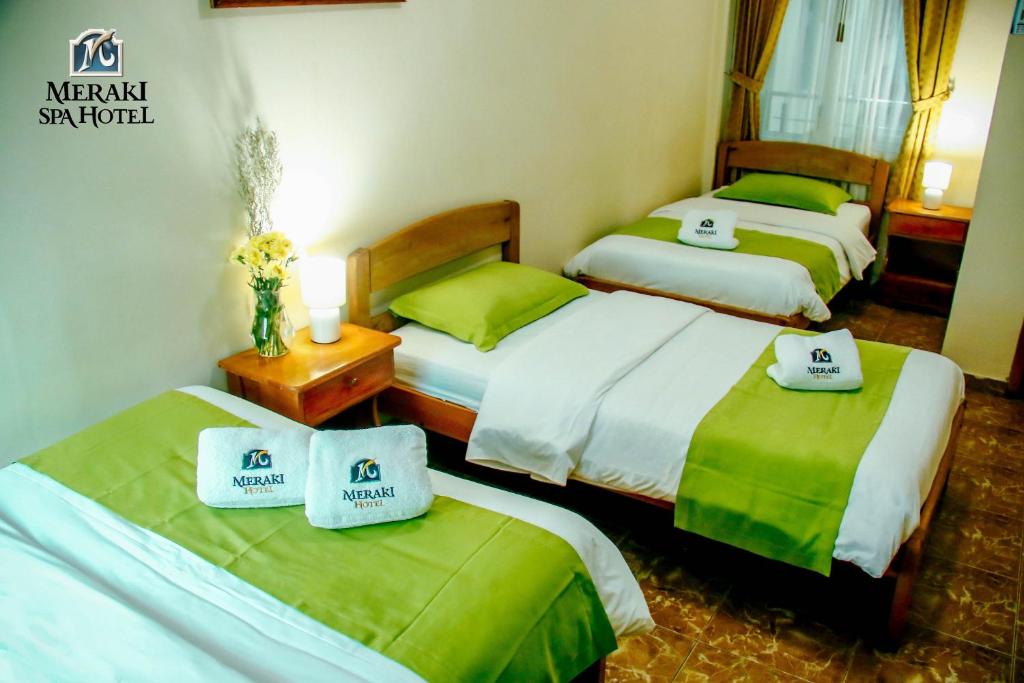 Postel nebo postele na pokoji v ubytování Meraki Hotel