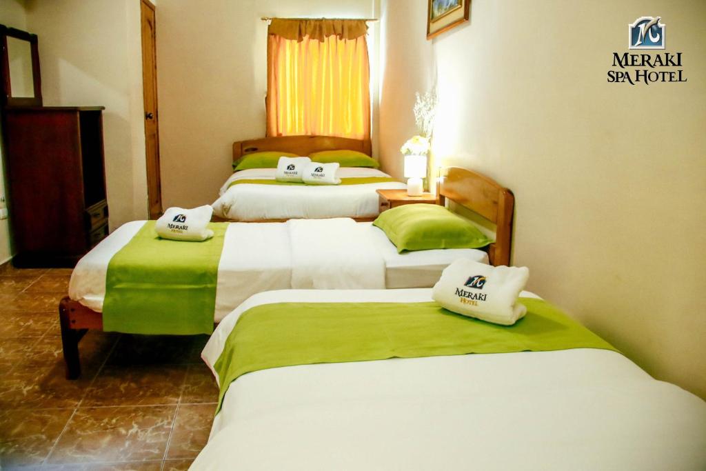 Postel nebo postele na pokoji v ubytování Meraki Hotel