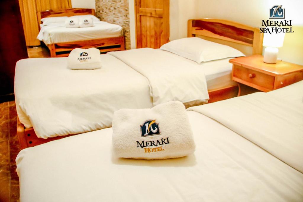 Postel nebo postele na pokoji v ubytování Meraki Hotel