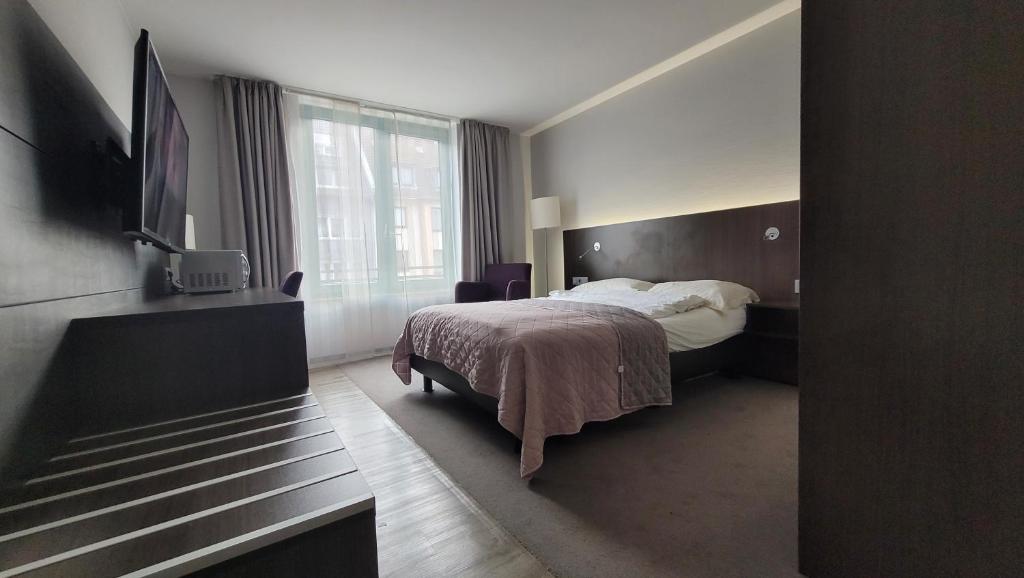 una camera d'albergo con letto e TV di Nice Apartment in modern Center of Düsseldorf a Dusseldorf