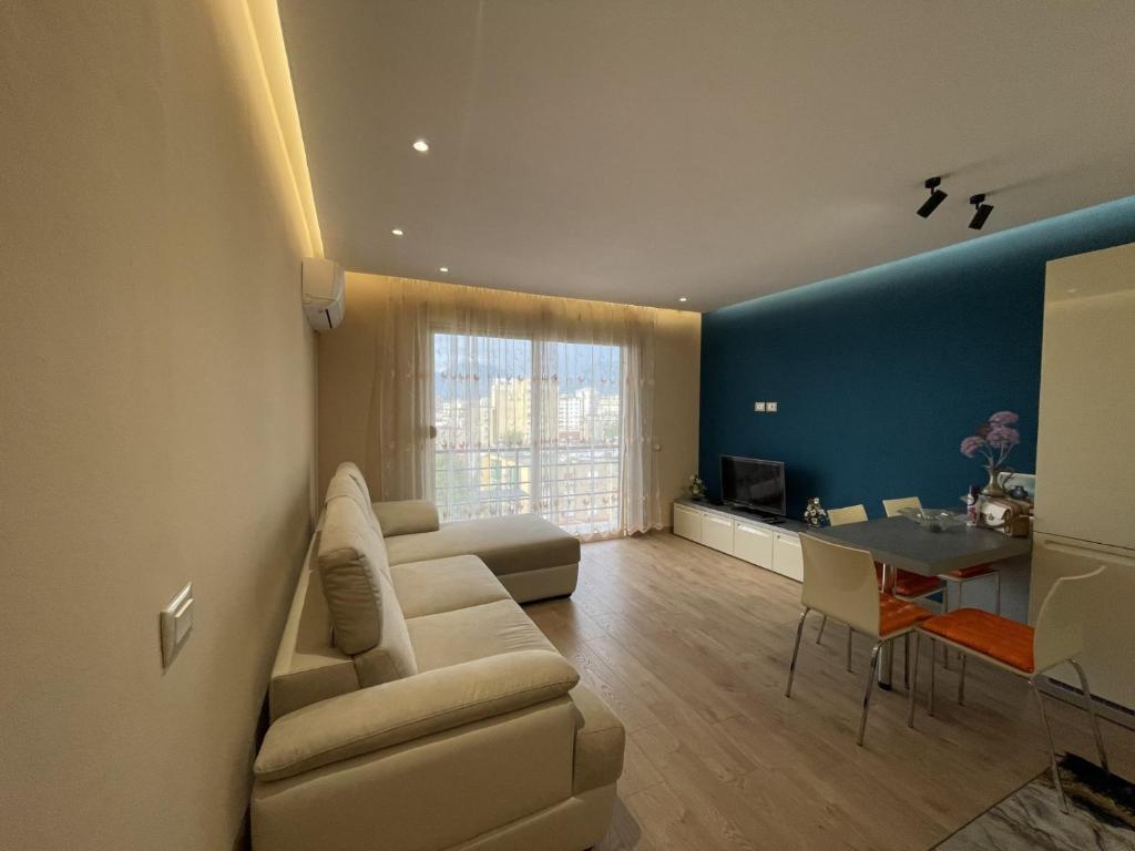 uma sala de estar com um sofá e uma mesa em City center Apartment 1 em Tirana