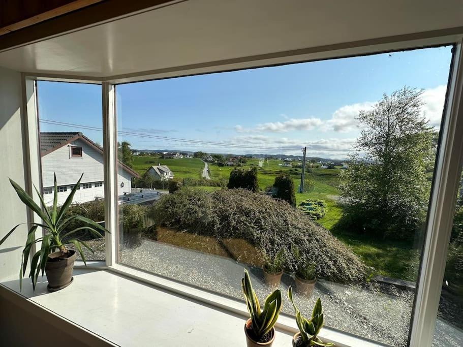 a window with a view of a yard at Fantastisk eiendom med flott utsikt 